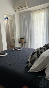 里瓦的亚Elefanti Nani的一间卧室配有一张大床和枕头