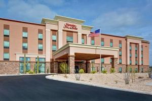 马拉纳Hampton Inn & Suites Tucson Marana的酒店前方的 ⁇ 染