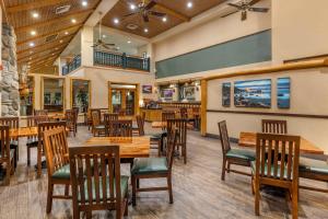 南太浩湖Hilton Vacation Club Lake Tahoe Resort South的配有木桌和椅子的餐厅