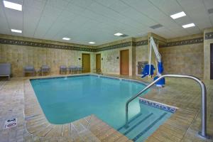 双子瀑布特温福尔斯希尔顿花园酒店的在酒店房间的一个大型游泳池