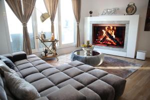 科隆RoyalDeluxe Penthouse by Kevany的带沙发和壁炉的客厅