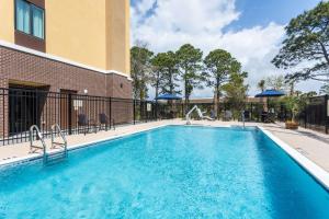 玛丽埃斯特Hampton Inn & Suites Mary Esther-Fort Walton Beach, Fl的大楼前的游泳池