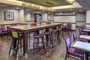 邓弗里斯邓弗里斯/匡蒂科汉普顿酒店的餐厅内的酒吧,设有紫色的酒吧凳子