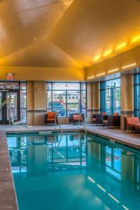 博尔德博尔德北汉普顿酒店及套房的酒店大堂的游泳池