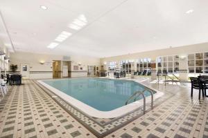 沃里克普罗维登斯汉普顿酒店 - 沃威克机场的大型建筑中的大型游泳池
