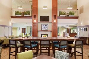 沃里克普罗维登斯汉普顿酒店 - 沃威克机场的大型用餐室配有大桌子和椅子
