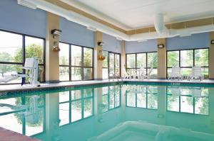 伍斯特伍斯特汉普顿酒店的一座带玻璃窗的游泳池