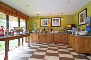 伍斯特伍斯特汉普顿酒店的厨房设有木制橱柜和 ⁇ 格地板。
