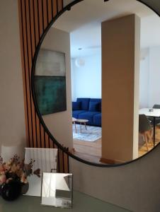 BečejZmaj 94的客厅里一面镜子,一面蓝色的沙发
