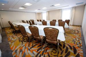 特鲁罗NS特鲁罗汉普顿套房酒店的一间会议室,配有长桌子和椅子