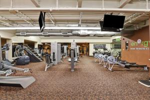圣凯瑟琳市Hampton Inn St. Catharines Niagara的健身房设有数台跑步机和有氧运动器材