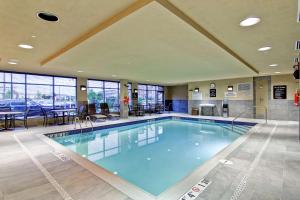 滑铁卢滑铁卢/圣雅各布希尔顿惠庭套房酒店的大楼内一个蓝色的大型游泳池