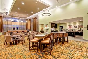 滑铁卢滑铁卢/圣雅各布希尔顿惠庭套房酒店的一间带桌椅的用餐室和一间餐厅