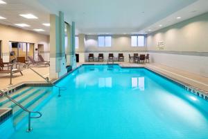 哈利法克斯哈利法克斯市中心汉普顿酒店的大楼内一个蓝色的大型游泳池