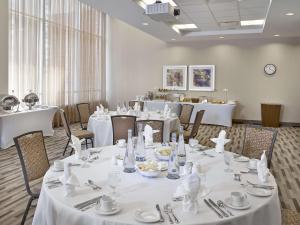 哈利法克斯哈利法克斯市中心汉普顿酒店的一间设有白色桌椅的用餐室