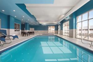 基洛纳Hampton Inn & Suites Kelowna, British Columbia, Canada的拥有蓝色墙壁的酒店游泳池