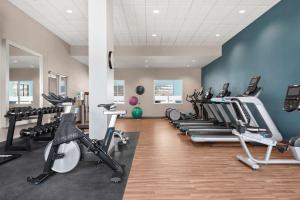 基洛纳Hampton Inn & Suites Kelowna, British Columbia, Canada的健身房设有一排跑步机和有氧运动器材