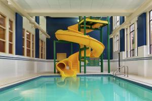 萨里Hampton Inn & Suites by Hilton Langley-Surrey的大楼内一个带滑梯的游泳池