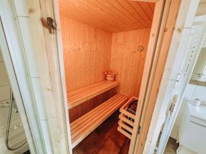 诺德霍恩ViLLA WASSERSTADT的小型木制桑拿房,里面设有长凳