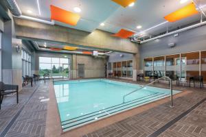 夏洛特顿Hampton Inn & Suites Charlottetown的大型建筑中的大型游泳池
