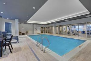 彼得伯勒Hampton Inn Peterborough的在酒店房间的一个大型游泳池