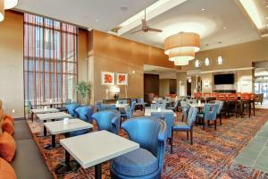 阿贾克斯多伦多—阿贾克斯希尔顿惠庭套房酒店的一间配备有桌子和蓝色椅子的用餐室