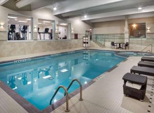 多伦多多伦多机场希尔顿逸林酒店的酒店内有一个蓝色的游泳池