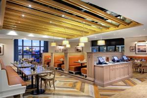 多伦多多伦多机场希尔顿逸林酒店的一间带桌椅的用餐室和一间餐厅