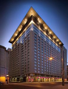 蒙特利尔蒙特利尔希尔顿合博套房酒店的一座有灯的大建筑