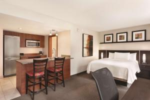 蒙特利尔蒙特利尔希尔顿合博套房酒店的酒店客房带一张床和一个厨房