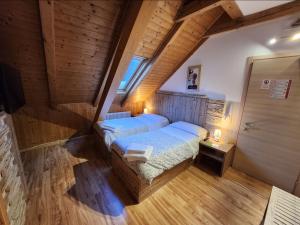 塔尔维西奥Hotel Tarvisio的卧室享有高空美景,配有两张床