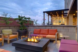 多瓦尔Home2 Suites By Hilton Montreal Dorval的一个带沙发和火坑的庭院