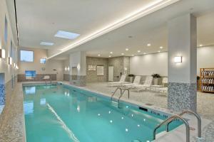 多瓦尔Home2 Suites By Hilton Montreal Dorval的游泳池与酒店同住一间酒店客房
