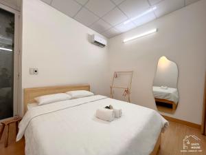 岘港Central, Minimalist and Cozy - Gau's House的一间卧室配有一张床,上面有两条毛巾