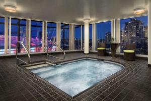 温哥华温哥华市中心汉普顿酒店的享有城市景观的客房内的热水浴缸