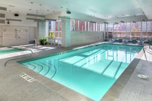卡尔加里卡尔加里市中心希尔顿花园酒店的大楼里一个蓝色的大泳池