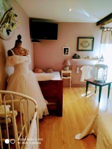 Chambre "Rose"的一间卧室,配有一张床和一件在哑铃上的连衣裙