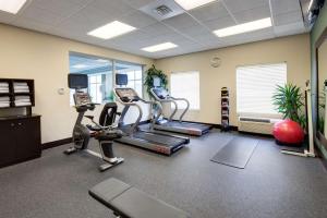 米西索加Hampton Inn & Suites by Hilton Toronto Airport的健身房,配有跑步机和有氧运动器材