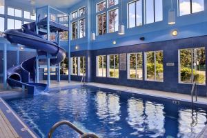 卡尔加里卡尔加里大学西北汉普顿套房旅馆的大楼内一个带滑梯的游泳池