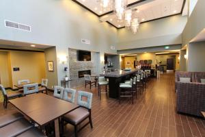 圣约翰斯圣约翰斯机场希尔顿汉普顿酒店的一间带桌椅和壁炉的用餐室