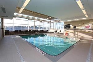 圣约翰斯圣约翰斯机场希尔顿汉普顿酒店的大型建筑中的大型游泳池