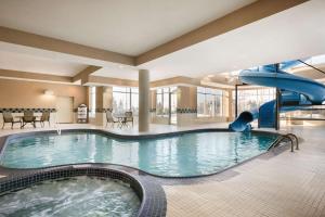 沃恩希尔顿花园酒店 - 多伦多/沃恩的一个带滑梯的大型室内游泳池