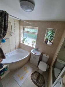 YiewsleyColne House的带浴缸、卫生间和盥洗盆的浴室