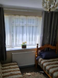 YiewsleyColne House的卧室设有窗户、一张床和椅子
