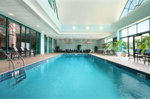 隆巴德芝加哥隆巴德希尔顿大使馆套房酒店的一座配有桌椅的酒店游泳池