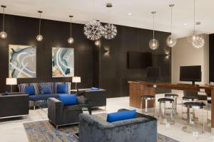 多伦多多伦多机场希尔顿大使馆套房酒店的带沙发和椅子的大堂以及酒吧