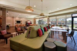 杰基尔岛Home2 Suites By Hilton Jekyll Island的客厅配有沙发、桌子和窗户