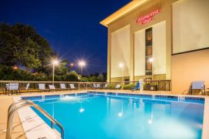 普利茅斯会议普利茅斯会议汉普顿旅馆的晚上在酒店前面的一个游泳池