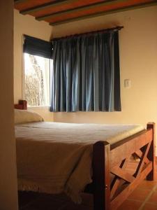 巴克罗斯Cabañas Mayma的一间卧室设有一张大床和窗户