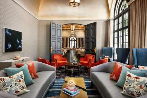 莱克兰The Terrace Hotel Lakeland, Tapestry Collection by Hilton的带沙发和红色椅子的客厅